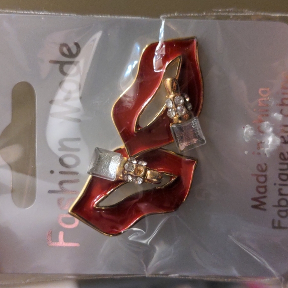 COPY - ❤️ Lipstick Lips Earrings NEW 💋 - Picture 4 of 5